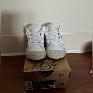 Nike Blazer Mid ‘77. Toddler. Size 5. White, Gray, Tan.